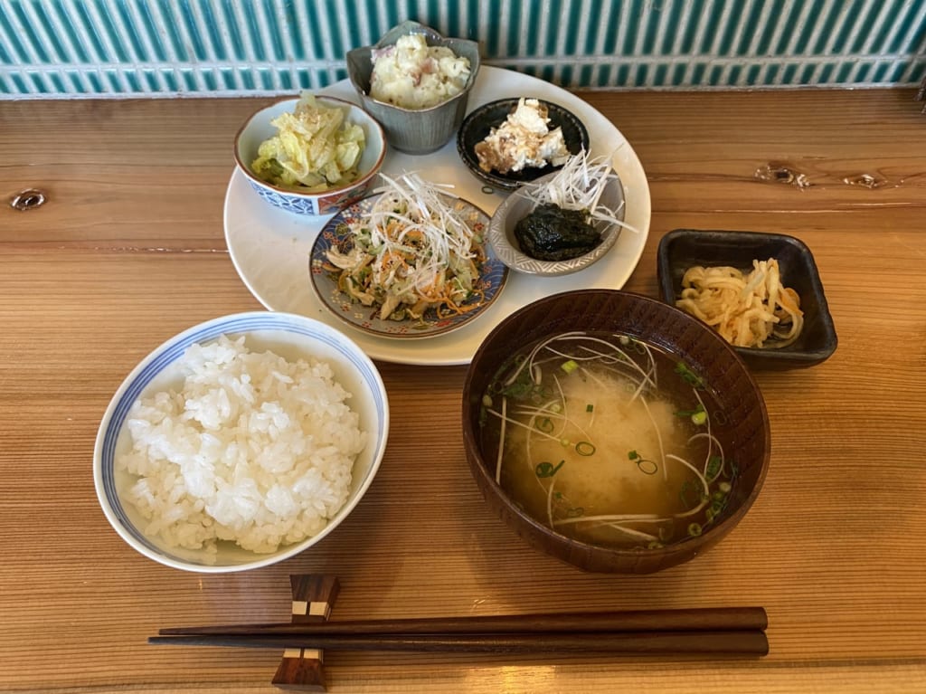 西荻窪 小鉢と日本酒たとえば。小鉢盛り合わせ定食
