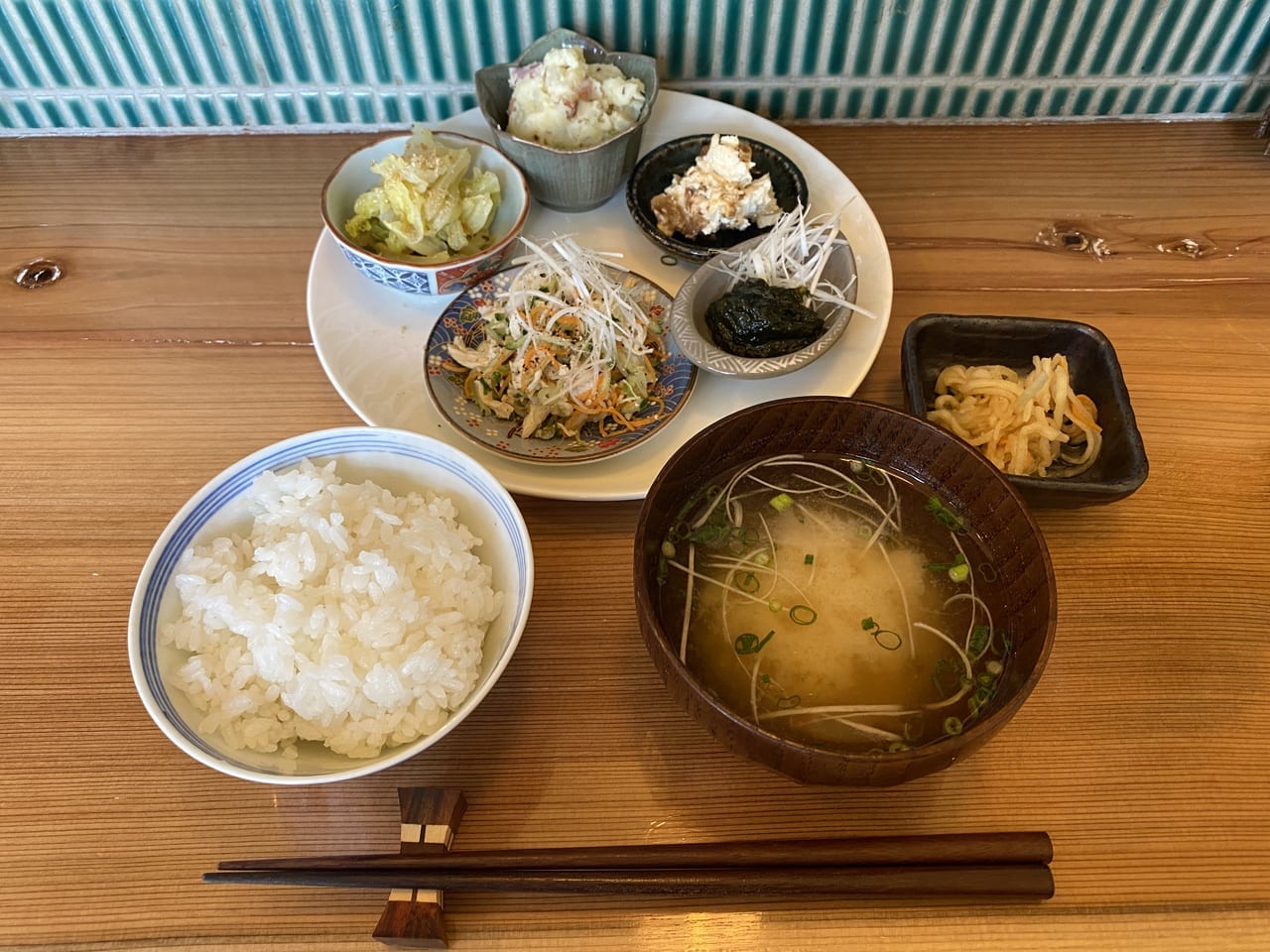 西荻窪 小鉢と日本酒たとえば。小鉢盛り合わせ定食