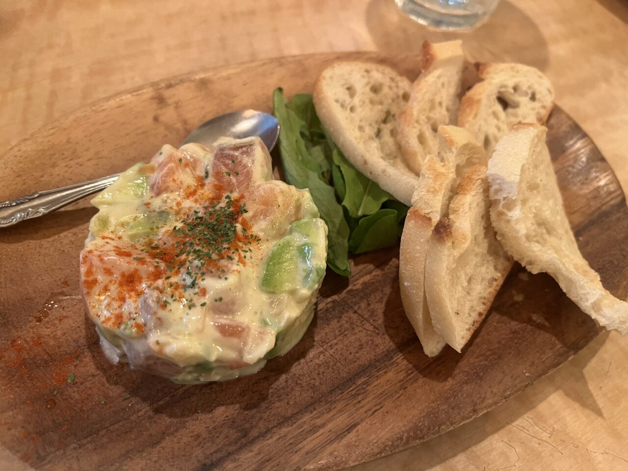 サーモンとアボカドのタルタル
